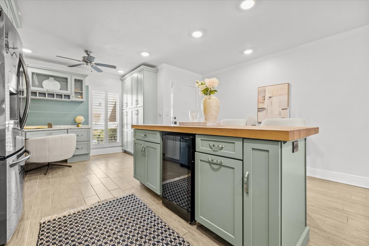 Renovated coastal interior, 4730 Brittany Dr S #36