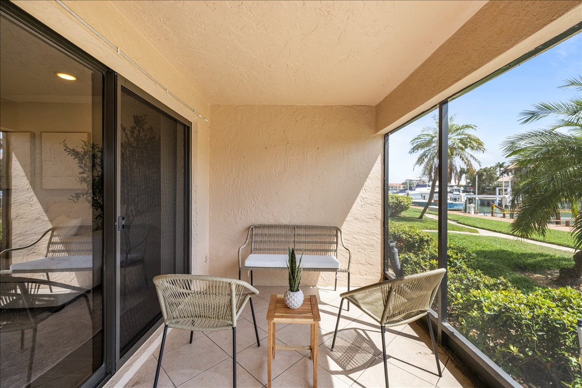 Renovated coastal interior, 4730 Brittany Dr S #36