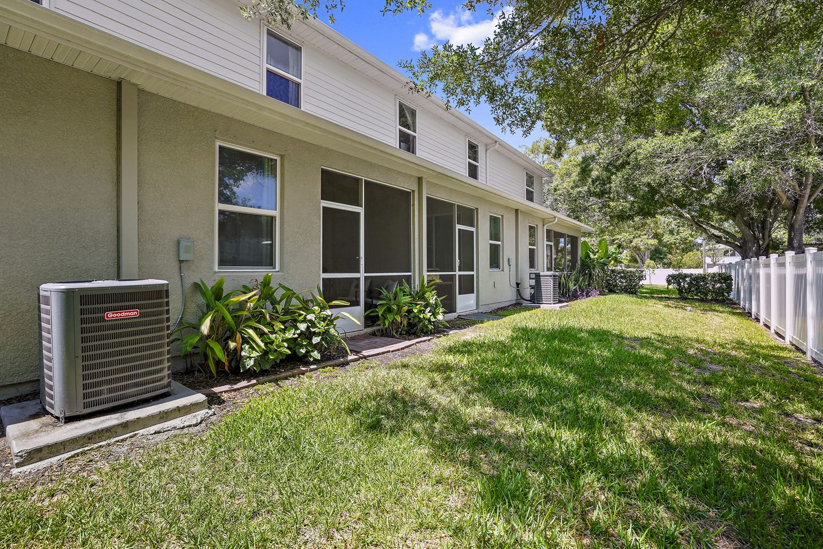 Community grounds at Heritage Oaks, St. Petersburg